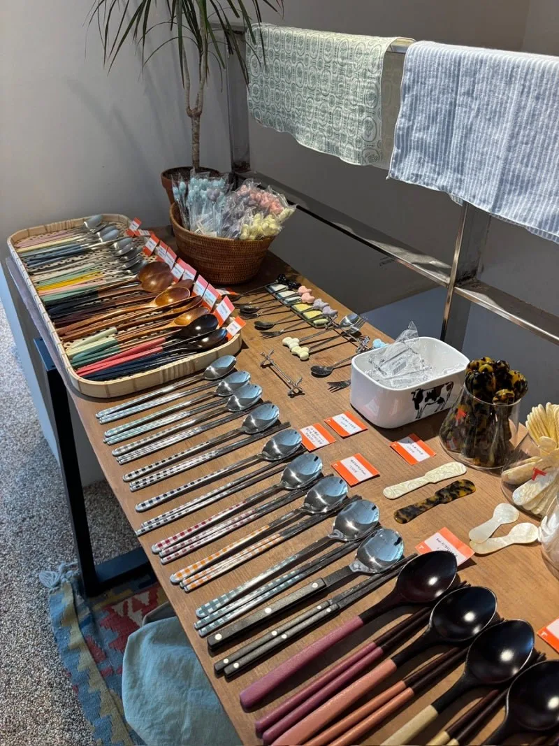 ★커트러리 대량 진열. 가격표를 하나씩 붙였다