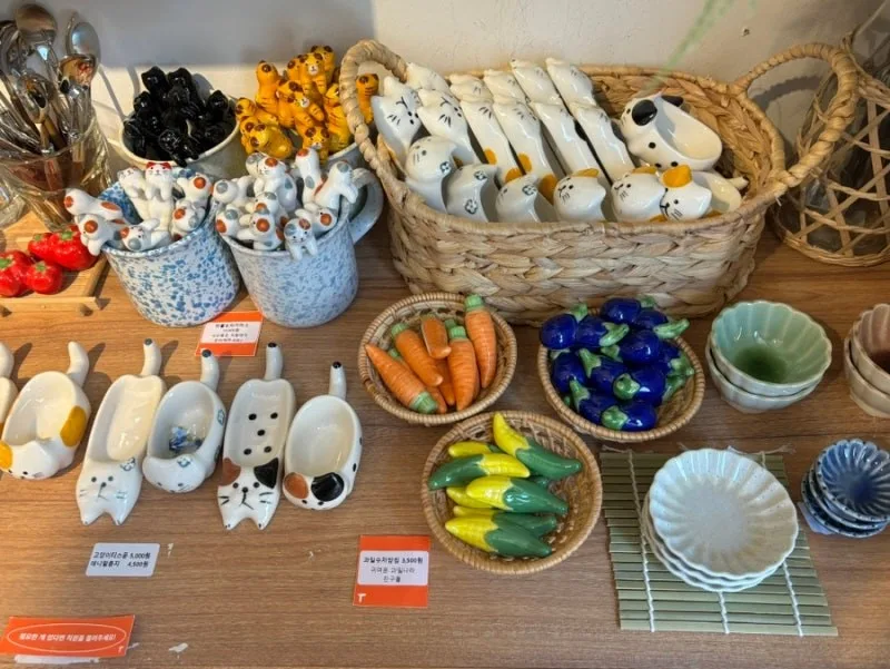 젓가락받침·미니 소품. 주황색 가격표가 전 매장 공통 규격이다